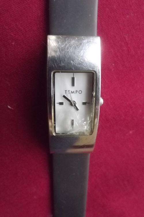 Tempo Ladies Quartz watch - need battery - glass chipped