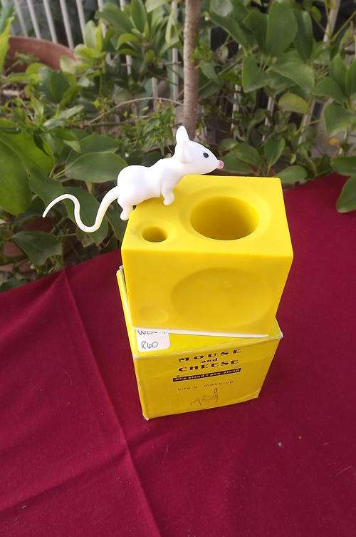 Mouse and Cheese Clip & Pen Stand