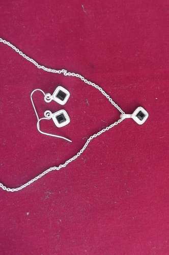 Lovely set of Chain with pendant and earrings
