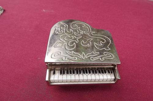 Watch in small metal Piano