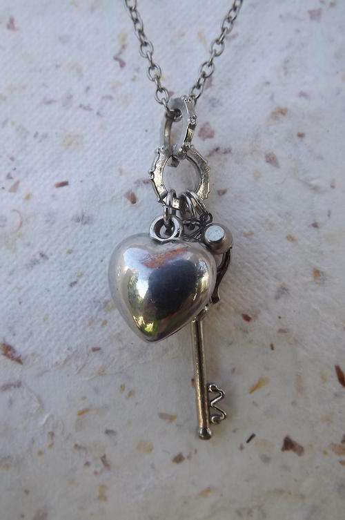 Fashion Metal Chain with Heart & Key Pendant