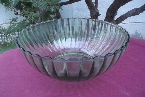 Soft Green Glass Bowl - diam. 20cm in good condition