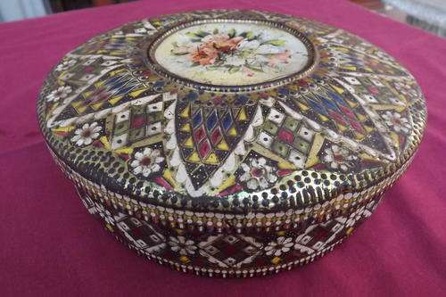 Antique Round Tin with special decoration made in Holland
