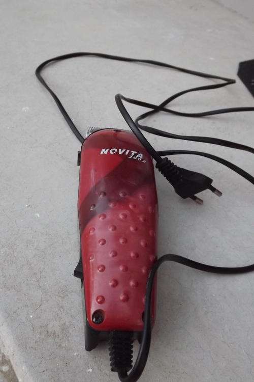 Vintage Novita 2002 Electric Haircutter with Extra Cutter in good working condition