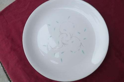 Porcelain Jeannette Dinner Plate from Japan Patt No 5509 - 25cm diameter