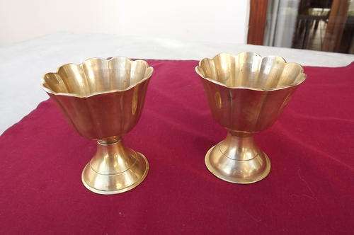 Set of 2 Brass Cups in good condition - 8cm each