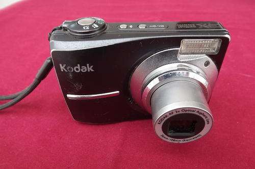 Kodak Easy Share C613 Digital Camera - 6.2 pixels with memory card - working - selling as is
