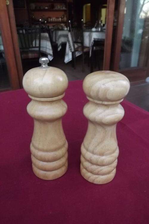 Light Wood Salt & Pepper Grinder Set - height 14.5cm - good condition