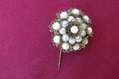 Vintage Brooch 4cm diameter - clip at back needs attention