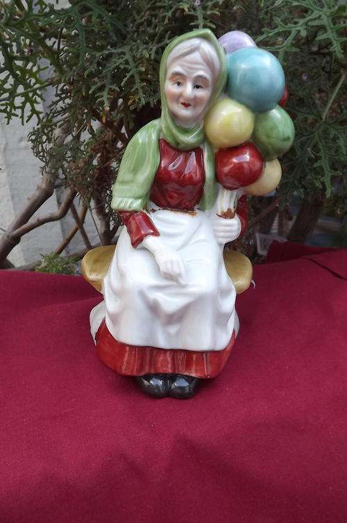 Old Lady with Balloons in Porcelain - height 19cm