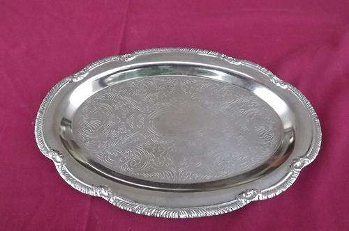 Small Metal Tray in good condition - 16x24cm - pretty border