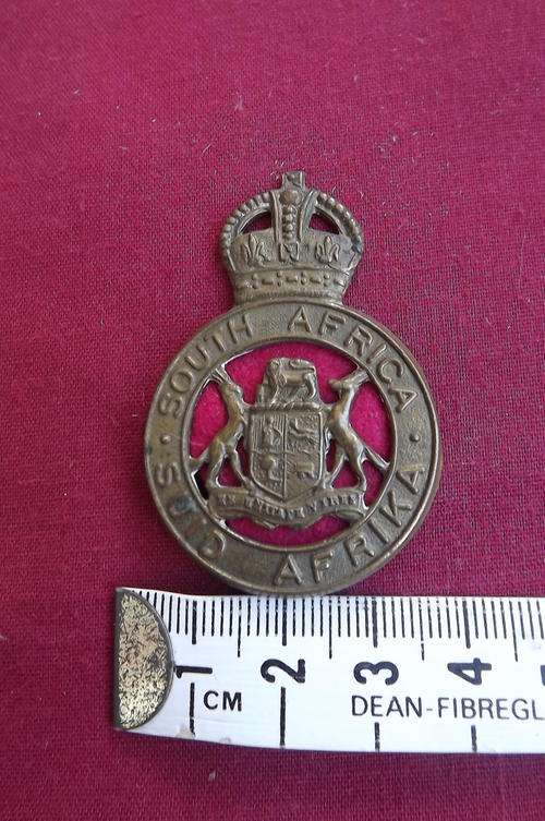 WW2 South AFrican Army Instructional Corps Bronze Cap Badge on Red Felt - both lugs