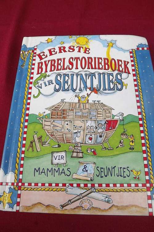 Book - Eerste Bybelstorieboek vir Seuntjies - 359 bladsye in goeie toestand
