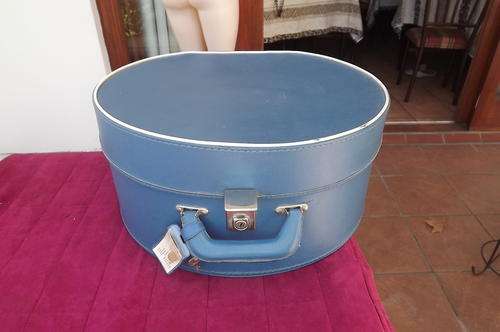 Round Paragon Hat Case in Very Good Condition - Blue Colour - original luggage tag-45cm diam, H-21cm