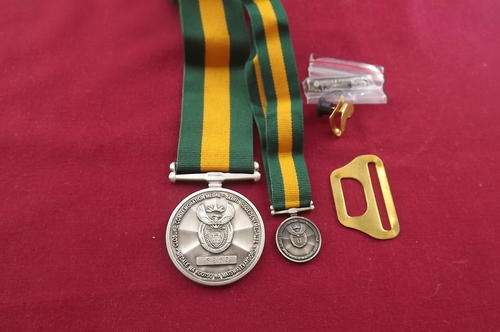 Closure Commemoration Medal - Commando's No 6269 - Complete with Small Medal