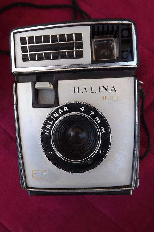 Halina Roy Flashcube Camera in Original Box - not tested