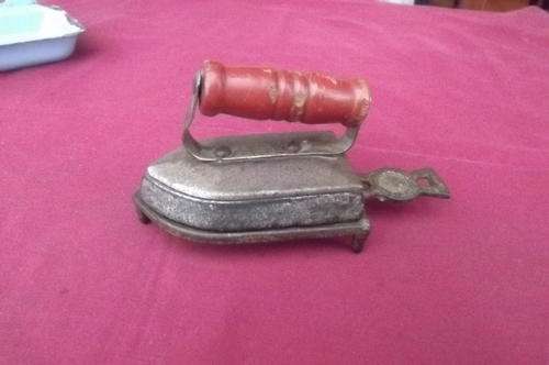 Small Antique Iron on Stand with Wooden Handle - very unique - Iron 5x9.25cm - good condition