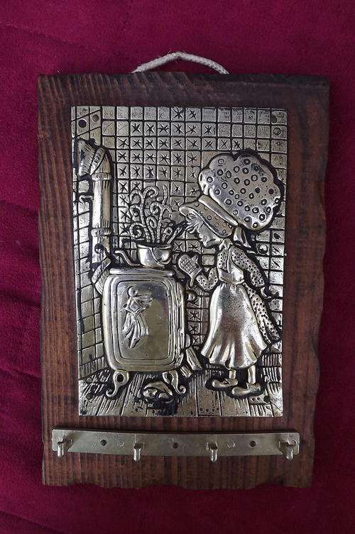 Wooden Wall Hanger for Keeping Keys - Pretty Gold Colour Picture on Front - good condition