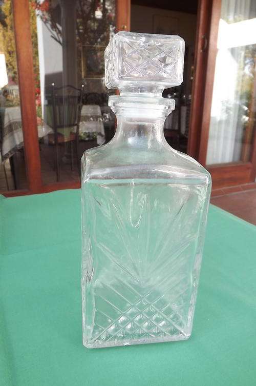 Glass Decanter with Stopper - Pretty Design and in good condition - height 25cm - bottom 9x9cm