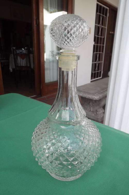 Pretty Glass Decanter in Unique Rounded Shape with Stopper - height 24.5cm