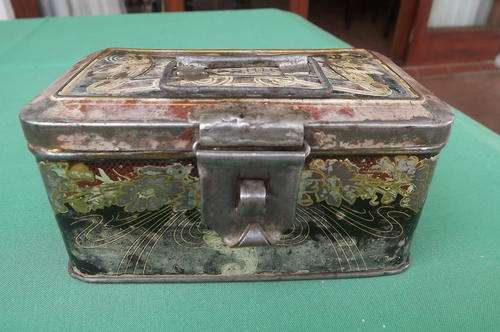 Vintage Tin Altered to Lock - 8x14cm - height 7cm