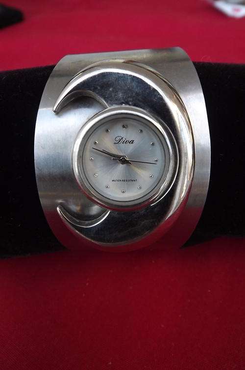 Modern Working Diva Watch - looks like a bangle