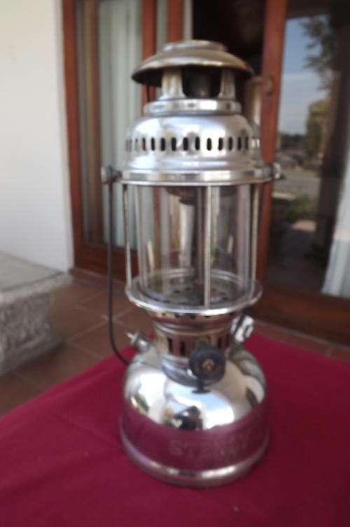 Vintage Stenly Pressure Oil Lamp-needs a washer & knob for pump-good overall condition-height  41cm