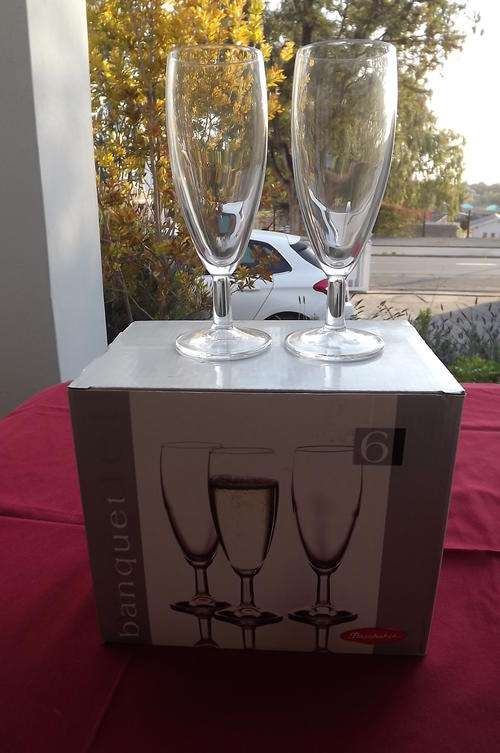 Set of 6 Tall Wine Glasses by Banquet - new still in box