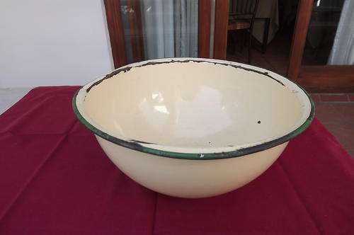 Large Cream Vintage Enamel Bowl - diameter 33cm, height 14cm - See scans for condition
