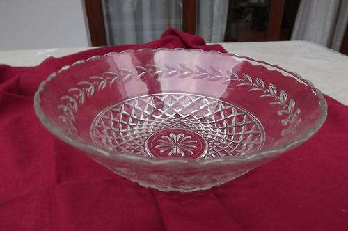 Glass Bowl in good condition - diameter 21cm, depth 6cm - as new