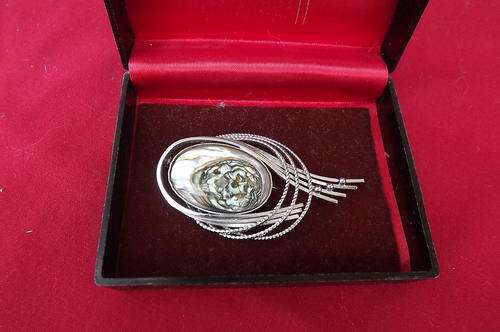 Vintage Stunning Mother of Pearl Brooch - as new condition - size 3.5x6cm