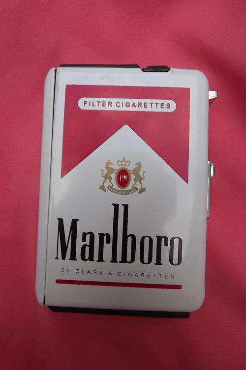 Marlboro Filter Gas Lighter and Cigarette Holder - 6.5x9.5cm - New item - working perfectly