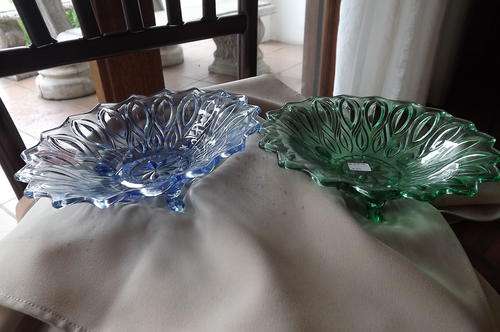 Set of 2 Pretty Round Glass Dishes with 4 small feet at the bottom - 1 green & 1 blue - 19cm diam