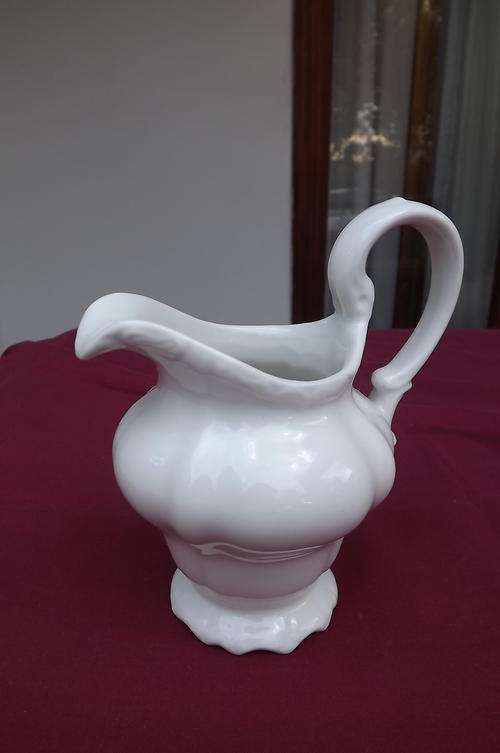 White milk jug in a unique design 10 cm high.Nice handle.New condition