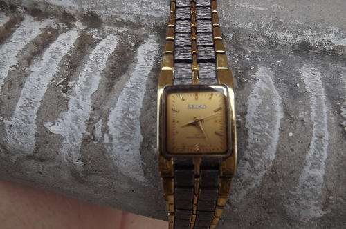 Ladies Seiko Dress watch-50m water resistant-swiss movement.Nice strap.Working condition.Good condit