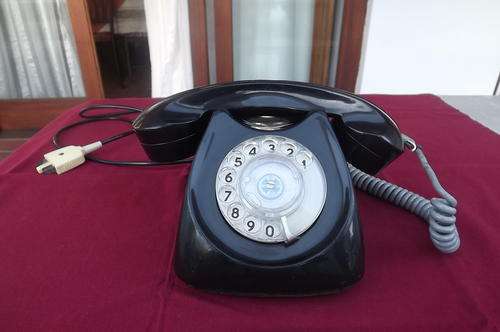 Heavy black vintage telephone-complete and in good condition.Dial working