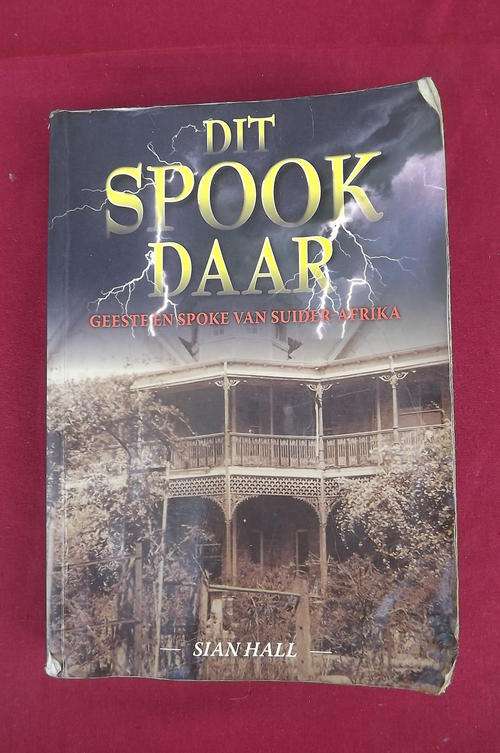 Dit spook daar deur Sian Hall.Geeste en Spoke van Suider Afrika.Baie gelees