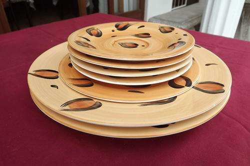Set of 7 African design porcelain plates in very good condition.2 Large plates, 1Small plate,4 sauc