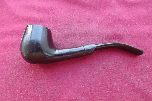 Wooden smoke pipe in very good condition. Length 14 cm