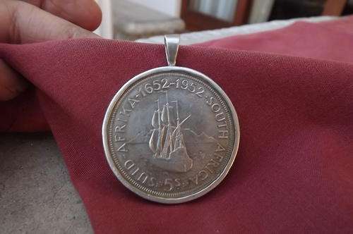 Silver crown pendant in silver setting 1652 - 1952 - Good condition