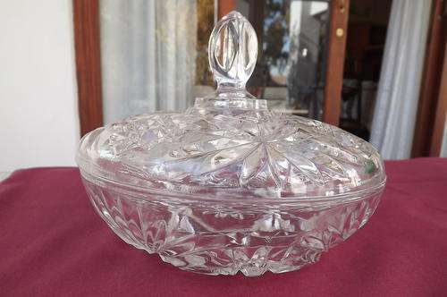 Stunning round vintage glass dish with lid.Diameter 19.5 cm.Good condition