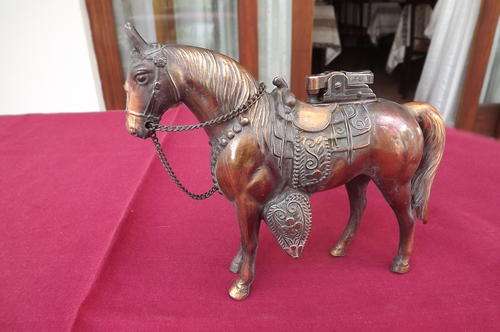 Pure vintage copper table horse lighter by Van Hunks with lots of detail.Good working condition.17cm
