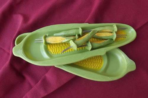 Set of 2 plastic corn holders length 25cm each