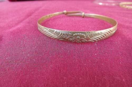 Bangle with silver 925 engraving.Size adjustable.Gold colour