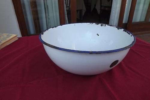 Vintage white with blue rim enamel bowl.From KocKums Sweden.26cm diameter.3.5 Liter.Very old