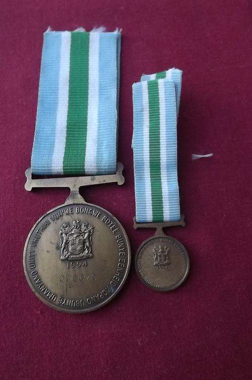 SADF Unitas Medal 1994 with small medal no 75679 in good condition