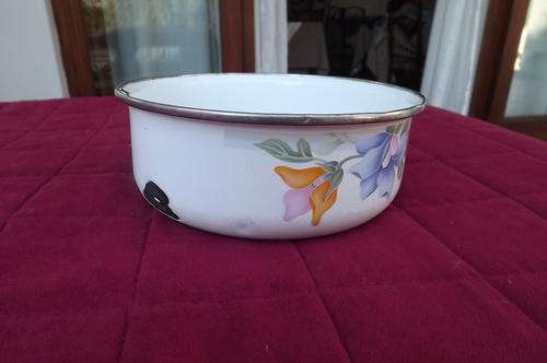 Vintage enamel bowl with floral pattern.Diameter 18.5cm depth 7cm.Good used condition