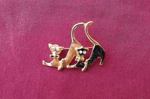 Two cheeky enamel and metal kitty cats.A brooch to brighten up your day.4.75x3.6cm.As new