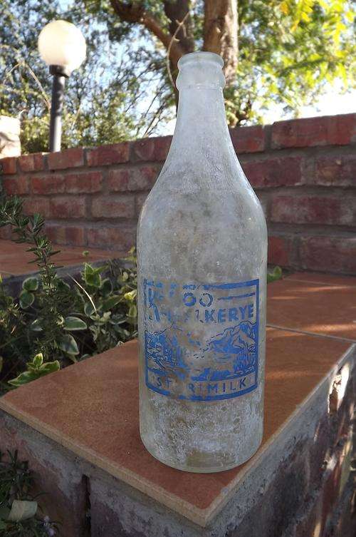 Vintage Karoo Melkery Sterimelk 1 pint bottle in good condition.23cm High