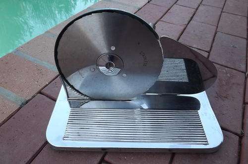 Pineware Vintage bread slicer.All features working but old and need some attention
